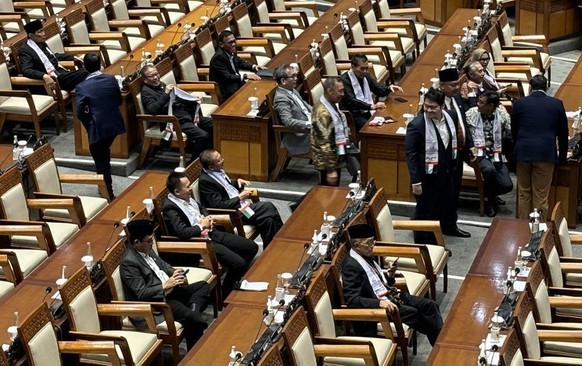 Ratusan Anggota DPR Kompak Pakai Syal Palestina saat Rapat Paripurna