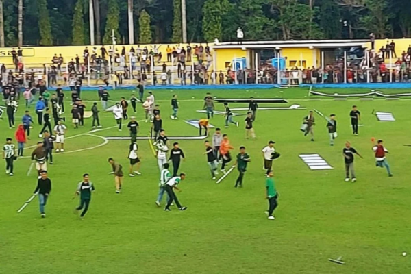 Suporter PSMS Medan Rusuh, Terobos Lapangan dan Rusak Fasilitas Stadion