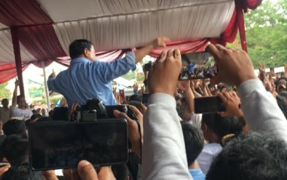 Prabowo Diteriaki 'Bapak Gemoy' Saat Kampanye Perdana di 2 Pesantren