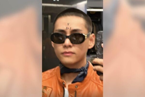 V BTS Pamer Selfie Kepala Botak Jelang Wamil "Ini Impianku"