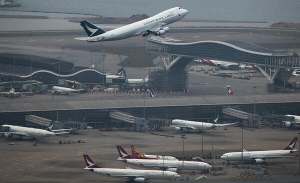 Petugas Bandara Tewas Tertabrak Pesawat di Hong Kong