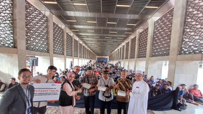 1.000 Paket Takjil Diberikan ke Masyarakat di Masjid Istiqlal