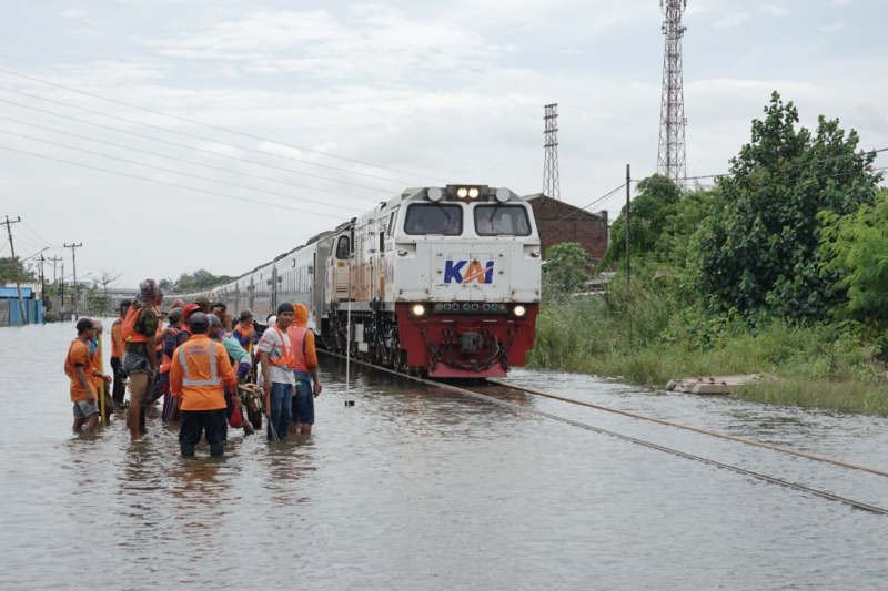 Semarang Dikepung Banjir, Perjalanan Kereta Api Tujuan Jakarta Alami Gangguan