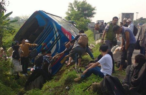 Bus Rombongan Perangkat Desa Ciomas Terguling di Tol Tangerang-Merak