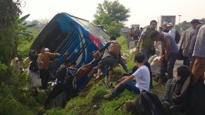Bus Rombongan Perangkat Desa Ciomas Terguling di Tol Tangerang-Merak