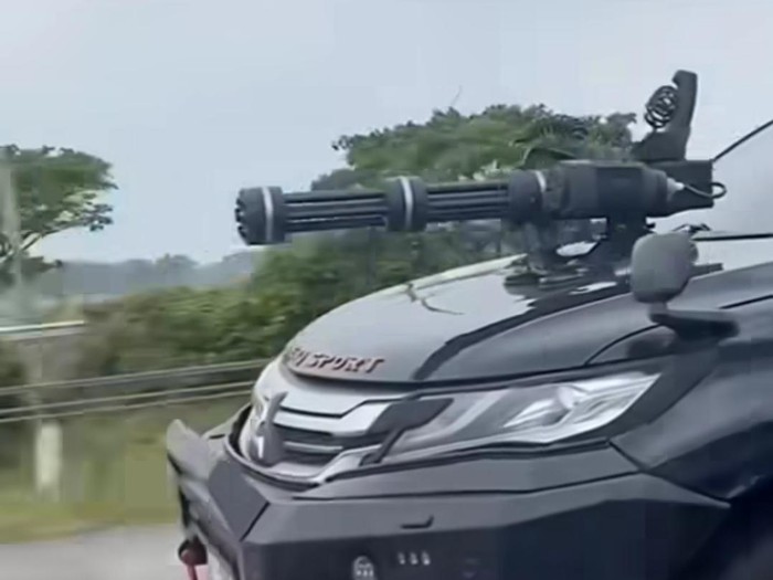 Polisi Tilang Pemilik Pajero Berstrobo-Pasang Gatling Gun Mainan di Kap Mobil