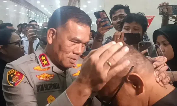 Mabes Polri menyerahkan sepenuhnya polemik kasus Ipda Rudy Soik ke Polda Nusa Tenggara Timur (NTT), khususnya Kapolda NTT Irjen Daniel Tahi Silitonga. Ipda Rudy Soik dikenakan sanksi pemecatan diduga lantaran membongkar perkara mafia BBM.