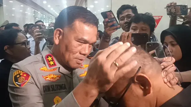 Mabes Polri menyerahkan sepenuhnya polemik kasus Ipda Rudy Soik ke Polda Nusa Tenggara Timur (NTT), khususnya Kapolda NTT Irjen Daniel Tahi Silitonga. Ipda Rudy Soik dikenakan sanksi pemecatan diduga lantaran membongkar perkara mafia BBM.