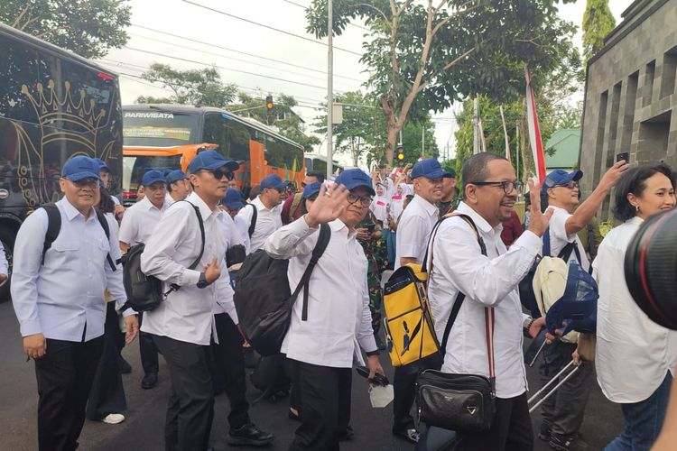 Menteri Kehutanan Raja Juli mengungkapkan, belum ada acara khusu yang dilakoni para menteri, wakil menteri, dan kepala badan Kabinet Merah Putih pada hari pertama acara retret di Akademi Militer (Akmil), Magelang, Kamis (24/10/2024).