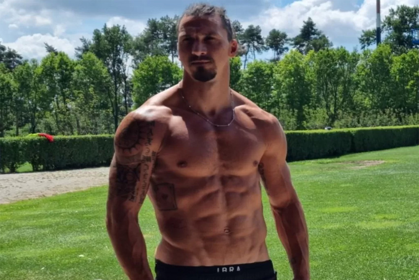 Zlatan Ibrahimovic, dengan tubuh kekarnya, mendapat sorotan setelah terungkap bahwa ia mempertimbangkan untuk beralih ke dunia tinju sensasional melalui Misfits Boxing. Pembicaraan mengejutkan ini terjadi lewat FaceTime, menandakan potensi langkah baru bagi mantan bintang Manchester United ini.