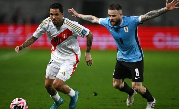 Uruguay dalam ancaman Brasil pada klasemen Kualifikasi Piala Dunia 2026 setelah kalah 0-1 dari Peru, Sabtu (12/10). Bertanding di Stadion Nasional de Lima, Peru menang 1-0 lewat sundulan Miguel Araujo pada menit ke-88. Gol telat Araujo tersebut menambah penderitaan Uruguay dalam Kualifikasi Piala Dunia 2026.