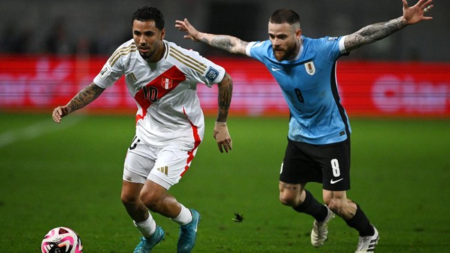 Uruguay dalam ancaman Brasil pada klasemen Kualifikasi Piala Dunia 2026 setelah kalah 0-1 dari Peru, Sabtu (12/10). Bertanding di Stadion Nasional de Lima, Peru menang 1-0 lewat sundulan Miguel Araujo pada menit ke-88. Gol telat Araujo tersebut menambah penderitaan Uruguay dalam Kualifikasi Piala Dunia 2026.