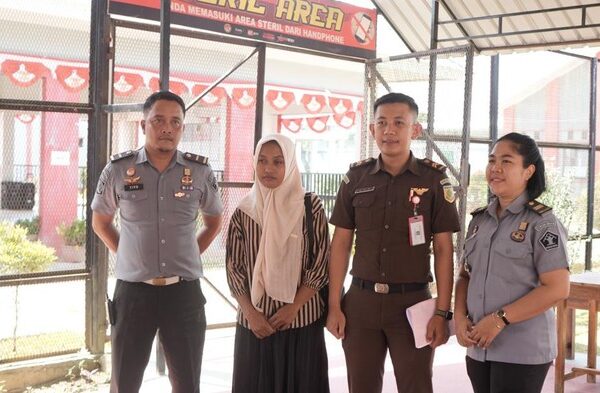 Kementerian Pendidikan Dasar dan Menengah (Kemendikdasmen) turun tangan terhadap kasus guru honorer Supriyani di Konawe Selatan Sulawesi Tenggara (Konsel-Sultra). Guru Supriyani akan diangkat menjadi guru Pegawai Pemerintah dengan Perjanjian Kerja (PPPK) via jalur afirmasi.