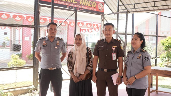 Kementerian Pendidikan Dasar dan Menengah (Kemendikdasmen) turun tangan terhadap kasus guru honorer Supriyani di Konawe Selatan Sulawesi Tenggara (Konsel-Sultra). Guru Supriyani akan diangkat menjadi guru Pegawai Pemerintah dengan Perjanjian Kerja (PPPK) via jalur afirmasi.