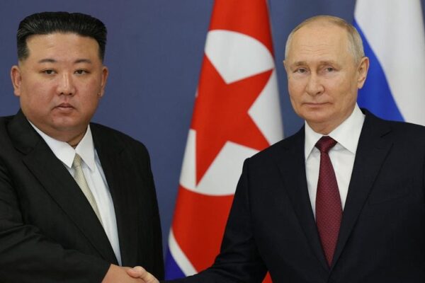 Pemimpin Korea Utara, Kim Jong Un, mengirimkan pesan ulang tahun untuk Presiden Rusia, Vladimir Putin, yang ia sebut sebagai 'sahabat terdekat'. Kim, saat mengucapkan selamat kepada Putin yang merayakan ulang tahun ke-72, menekankan bahwa hubungan antara kedua negara akan ditingkatkan ke tingkat yang baru. Hubungan Pyongyang dengan Moskow semakin erat sejak perang Ukraina dimulai, ini sebuah perkembangan yang mengkhawatirkan pihak Barat.