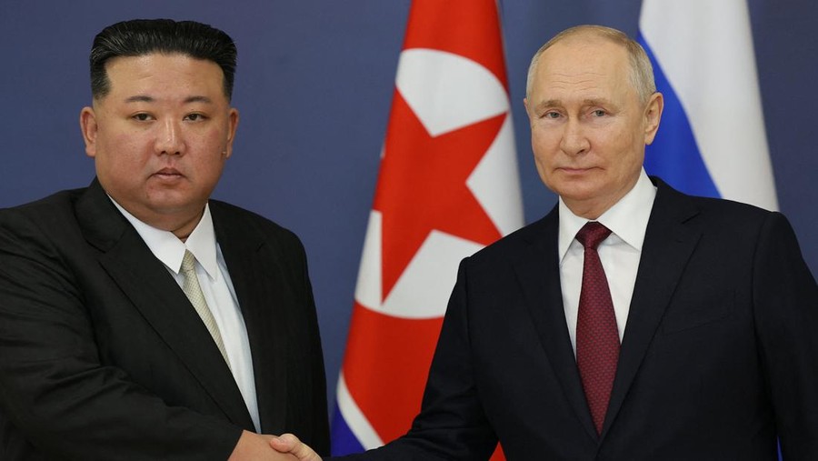 Pemimpin Korea Utara, Kim Jong Un, mengirimkan pesan ulang tahun untuk Presiden Rusia, Vladimir Putin, yang ia sebut sebagai 'sahabat terdekat'. Kim, saat mengucapkan selamat kepada Putin yang merayakan ulang tahun ke-72, menekankan bahwa hubungan antara kedua negara akan ditingkatkan ke tingkat yang baru. Hubungan Pyongyang dengan Moskow semakin erat sejak perang Ukraina dimulai, ini sebuah perkembangan yang mengkhawatirkan pihak Barat.