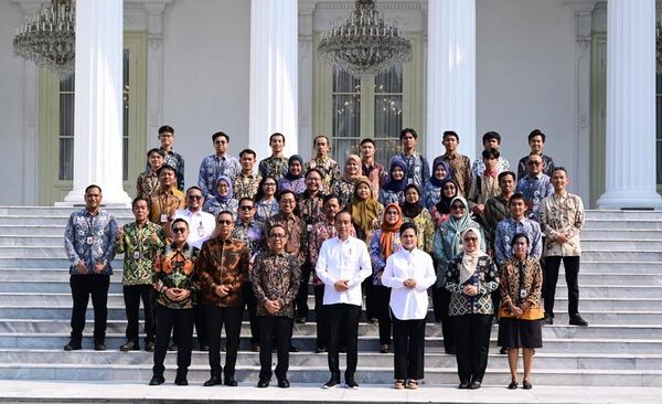 Presiden Joko Widodo (Jokowi) mengajak seluruh pegawai, petugas kebersihan dan keamanan, hingga pers di Istana Kepresidenan berfoto bersama di halaman Istana Merdeka, Jakarta, Kamis