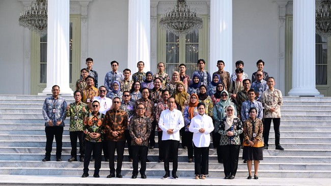 Presiden Joko Widodo (Jokowi) mengajak seluruh pegawai, petugas kebersihan dan keamanan, hingga pers di Istana Kepresidenan berfoto bersama di halaman Istana Merdeka, Jakarta, Kamis