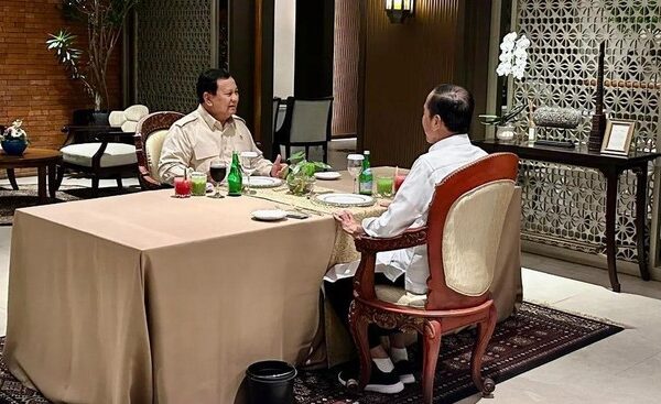 Presiden Joko Widodo (Jokowi) mengunggah foto makan malam bersama dengan Presiden Terpilih, Prabowo Subianto, di akun Instagramnya pada Selasa (8/10) malam. Jokowi mengatakan makan malam tersebut merupakan momen diskusi santai dengan sang penerusnya yang akan dilantik menggantikan dirinya pada 20 Oktober nanti. "Diskusi santai sambil santap malam bersama Presiden Terpilih Pak @prabowo. Tidak terasa dua jam lebih," bunyi caption unggahan Jokowi tersebut.