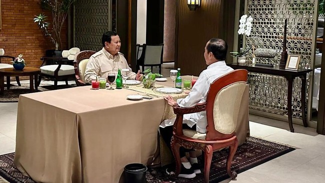 Presiden Joko Widodo (Jokowi) mengunggah foto makan malam bersama dengan Presiden Terpilih, Prabowo Subianto, di akun Instagramnya pada Selasa (8/10) malam. Jokowi mengatakan makan malam tersebut merupakan momen diskusi santai dengan sang penerusnya yang akan dilantik menggantikan dirinya pada 20 Oktober nanti. "Diskusi santai sambil santap malam bersama Presiden Terpilih Pak @prabowo. Tidak terasa dua jam lebih," bunyi caption unggahan Jokowi tersebut.