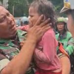 Anggota TNI dan Polri berjibaku mengamankan bocah perempuan berusia 4 tahun yang disandera pria bersenjata tajam berinisial IJ (54) di Pospol Pejaten, Jakarta Selatan (Jaksel). Petugas TNI-Polri menangis terharu usai berhasil mengevakuasi korban.