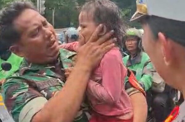 Anggota TNI dan Polri berjibaku mengamankan bocah perempuan berusia 4 tahun yang disandera pria bersenjata tajam berinisial IJ (54) di Pospol Pejaten, Jakarta Selatan (Jaksel). Petugas TNI-Polri menangis terharu usai berhasil mengevakuasi korban.