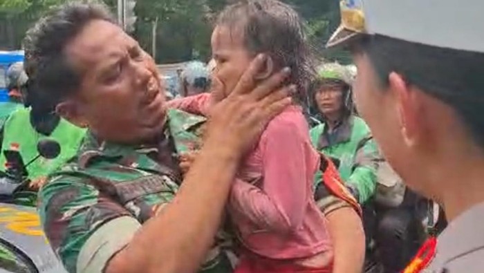 Anggota TNI dan Polri berjibaku mengamankan bocah perempuan berusia 4 tahun yang disandera pria bersenjata tajam berinisial IJ (54) di Pospol Pejaten, Jakarta Selatan (Jaksel). Petugas TNI-Polri menangis terharu usai berhasil mengevakuasi korban.