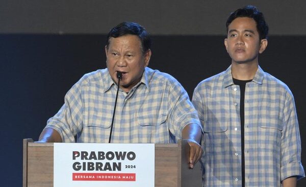 Pelantikan Prabowo Subianto dan Gibran Rakabuming Raka sebagai presiden dan wakil presiden terpilih tinggal 10 hari lagi, yakni pada Minggu (20/10). Susunan kabinet pemerintahan yang baru pun kian jadi sorotan. Sejumlah nama beredar sebagai sosok potensial akan mengisi kursi menteri di kabinet Prabowo. Berikut ini rangkuman kisi-kisi kabinet Prabowo jelang pelantikan.