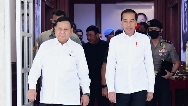 Meski bocoran mulai berseliweran, Prabowo belum mengumumkan susunan kabinetnya. Dia hanya memberi beberapa kisi-kisi, termasuk perekrutan menteri-menteri kabinet Jokowi. "Bahkan dalam saya menyusun kabinet kok saya melihat banyak juga ya menteri-menteri yang akan datang. Ya banyak juga yang berada di kabinet yang sekarang," ucap Prabowo di acara BNI Investor Daily Summit 2024, Jakarta pada Rabu (9/10). Pernyataan itu ia sampaikan sehari setelah makan malam bersama Jokowi di di Hutan Kota Plataran, Jakarta. Balas budi politik Pengamat politik Universitas Andalas Asrinaldi menilai pernyataan Prabowo akan menunjuk orang-orang Jokowi sebagai menteri sarat makna politis. Menurutnya, Prabowo coba menunjukkan balas budi atas jasa Jokowi. Dia menggunakan kesempatan itu untuk menyatakan secara terbuka ada jatah untuk Jokowi. "Prabowo sadar bahwa Jokowi yang membantu memenangkan di Pilpres 2024. Jadi mau tak mau tentu ada. Bagi Jokowi, menempatkan menteri-menteri untuk mengamankan kebijakan dia, mengamankan kepentingan dia, dan Prabowo tidak bisa mengelak dari itu," kata Asrinaldi. Lihat Juga : Jokowi soal Private Dinner Bareng Prabowo: Bahas Politik-Ekonomi Asrinaldi berpendapat Prabowo akan merekrut nama-nama loyalis Jokowi yang masih punya kedekatan dengannya. Nama-nama itu diyakini bisa menjaga kepentingan bersama Jokowi dan Prabowo di pemerintahan baru. Beberapa nama yang diprediksi Asrinaldi masuk ke kabinet Prabowo adalah Listyo Sigit Prabowo dan Hadi Tjahjanto. "Ada juga nama lain yang menurut saya sangat bergantung, mungkin dua atau tiga nama yang diterima sebab Prabowo juga sadar harus mengakomodir kebutuhan lain," ucapnya. Terpisah, peneliti Charta Politika Indonesia Ardha Ranadireksa menyebut ada beberapa faktor di balik pernyataan Prabowo ingin merekrut menteri-menteri dari kabinet Jokowi. Selain balas budi, ada faktor keinginan mewujudkan zaken kabinet. Ardha berkata zaken kabinet atau kabinet profesional coba diwujudkan Prabowo dengan merekrut orang-orang yang sudah punya pengalaman dan rekam jejak baik di pemerintahan. Lihat Juga : Prabowo: Makan Gratis Bukan untuk Cari Popularitas Selain itu, Prabowo ingin memastikan harmonisasi kebijakan dari pemerintahan Jokowi ke pemerintahannya. Prabowo juga dinilai ingin menjawab isu keretakan dengan Jokowi dan Gibran yang santer akhir-akhir ini. "Saya setuju ini meredam isu kerenggangan. Kemudian juga dengan deal-deal penempatan orang-orang nanti. Betul, setidaknya (Prabowo ingin mengatakan ke Jokowi), 'Sudah saya sampaikan di muka umum ada orang-orang kepercayaan Bapak di kabinet saya,'," ujar Ardha. Ardha memprediksi Prabowo akan merekrut beberapa loyalis Jokowi yang selama ini punya kedekatan dengannya. Misalnya, Bahlil Lahadalia yang merupakan Ketua Umum Partai Golkar sekaligus tim sukses Prabowo di Pilpres 2024. Begitu pula Pratikno yang dikenal sebagai orang dekat Jokowi. Ada pula nama Abdullah Azwar Anas yang saat ini menjabat Menpan RB. Ardha mengatakan Anas dekat dengan Jokowi meski berstatus politikus PDIP. Anas juga dinilai sebagai sosok teknokrat yang berhasil sejak menjabat bupati. Baca artikel CNN Indonesia "Politik Balas Budi Prabowo Tunjuk Orang Jokowi Jadi Menteri" selengkapnya di sini: https://www.cnnindonesia.com/nasional/20241011101844-32-1154147/politik-balas-budi-prabowo-tunjuk-orang-jokowi-jadi-menteri. Download Apps CNN Indonesia sekarang https://app.cnnindonesia.com/