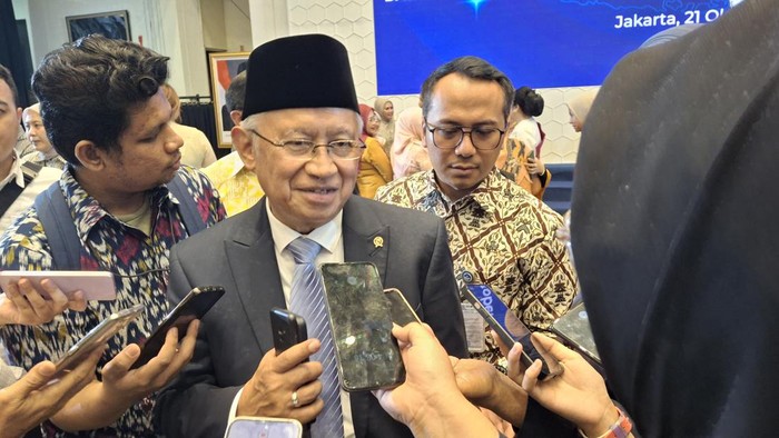 Menteri Pendidikan Tinggi, Sains, dan Teknologi (Mendikti Saintek), Satryo Soemantri Brodjonegoro, bicara masalah uang kuliah tunggal (UKT) mahasiswa. Satryo janji akan menyelesaikan masalahnya agar tak ada lagi mahasiswa yang tak kuliah karena tak punya uang.