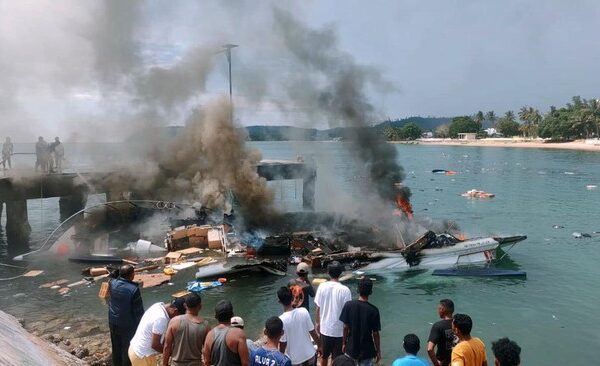 Speedboat rombongan pasangan calon gubernur Maluku Utara nomor urut 4, Benny Laos meledak dan terbakar pada Sabtu (12/10). Insiden yang menimpa rombongan Benny Laos-Sabrin Sehe ini terjadi di Pelabuhan regional Bobong, Desa Bobong, Kabupaten Pulau Taliabu.