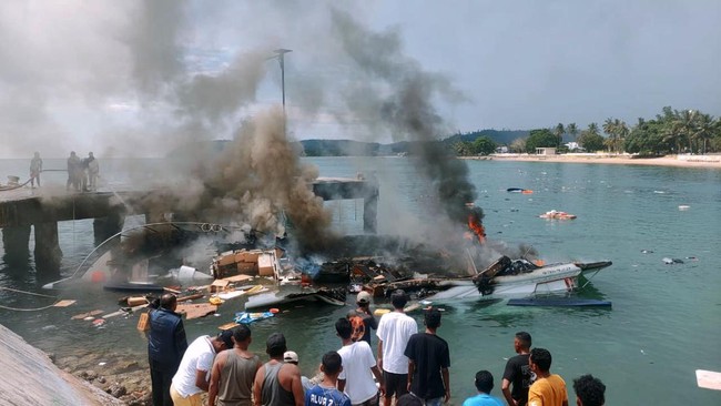 Speedboat rombongan pasangan calon gubernur Maluku Utara nomor urut 4, Benny Laos meledak dan terbakar pada Sabtu (12/10). Insiden yang menimpa rombongan Benny Laos-Sabrin Sehe ini terjadi di Pelabuhan regional Bobong, Desa Bobong, Kabupaten Pulau Taliabu.