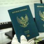 Pemerintah resmi mengubah besaran tarif pembuatan paspor melalui penerbitan Peraturan Pemerintah (PP) Nomor 45 Tahun 2024 tentang Jenis dan Tarif Atas Jenis Penerimaan Negara Bukan Pajak yang Berlaku pada Kementerian Hukum dan Hak Asasi Manusia. Aturan ini diteken oleh Presiden Joko Widodo (Jokowi) pada 18 Oktober 2024 lalu atau tepat dua hari sebelum lengser.