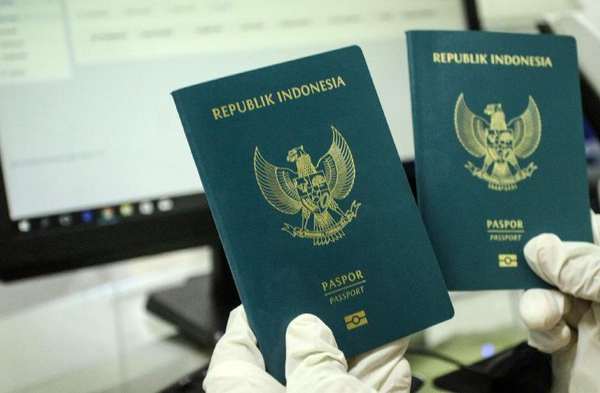 Pemerintah resmi mengubah besaran tarif pembuatan paspor melalui penerbitan Peraturan Pemerintah (PP) Nomor 45 Tahun 2024 tentang Jenis dan Tarif Atas Jenis Penerimaan Negara Bukan Pajak yang Berlaku pada Kementerian Hukum dan Hak Asasi Manusia. Aturan ini diteken oleh Presiden Joko Widodo (Jokowi) pada 18 Oktober 2024 lalu atau tepat dua hari sebelum lengser.