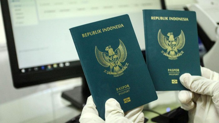 Pemerintah resmi mengubah besaran tarif pembuatan paspor melalui penerbitan Peraturan Pemerintah (PP) Nomor 45 Tahun 2024 tentang Jenis dan Tarif Atas Jenis Penerimaan Negara Bukan Pajak yang Berlaku pada Kementerian Hukum dan Hak Asasi Manusia. Aturan ini diteken oleh Presiden Joko Widodo (Jokowi) pada 18 Oktober 2024 lalu atau tepat dua hari sebelum lengser.