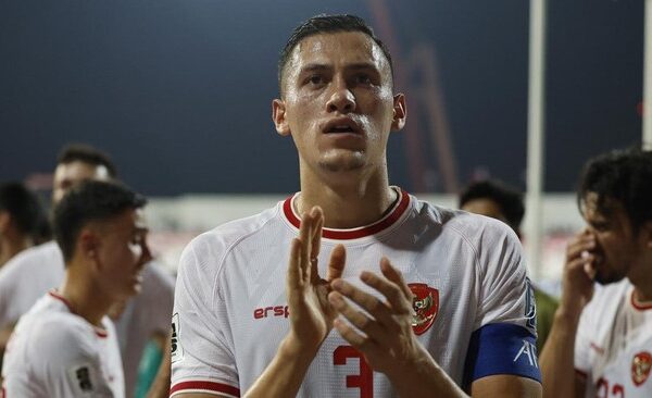 Bek Timnas Indonesia Jay Idzes mengungkapkan kata-kata penyemangat untuk tim Garuda usai kalah dari China dan menjelang bertemu Jepang di Kualifikasi Piala Dunia 2026. Timnas Indonesia menelan kekalahan pertama di Grup C putaran ketiga Kualifikasi Piala Dunia 2026 usai takluk 1-2 dari China.