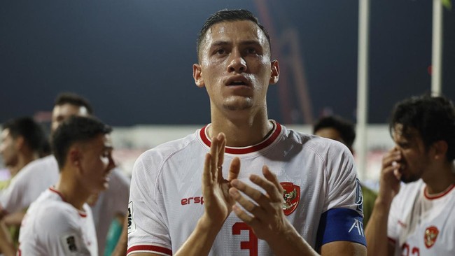 Bek Timnas Indonesia Jay Idzes mengungkapkan kata-kata penyemangat untuk tim Garuda usai kalah dari China dan menjelang bertemu Jepang di Kualifikasi Piala Dunia 2026. Timnas Indonesia menelan kekalahan pertama di Grup C putaran ketiga Kualifikasi Piala Dunia 2026 usai takluk 1-2 dari China.