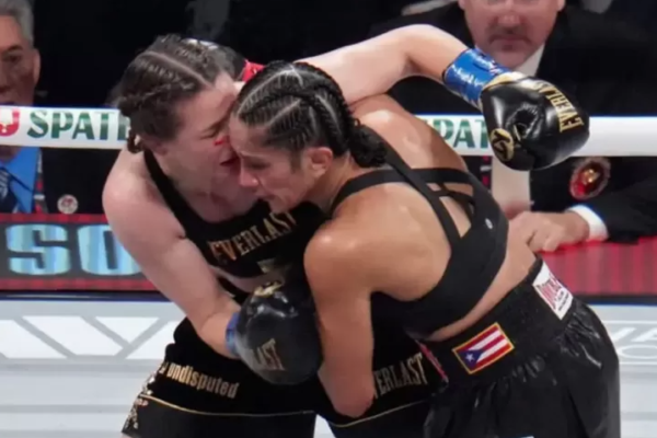 Katie Taylor berhasil mempertahankan gelar juara dunia kelas welter ringan wanita yang tak terbantahkan setelah mengalahkan Amanda Serrano dalam perebutan sabuk juara WBA, WBC, IBF, WBO, IBO, dan The Ring di Stadion AT&T, pada Sabtu, 16 November 2024