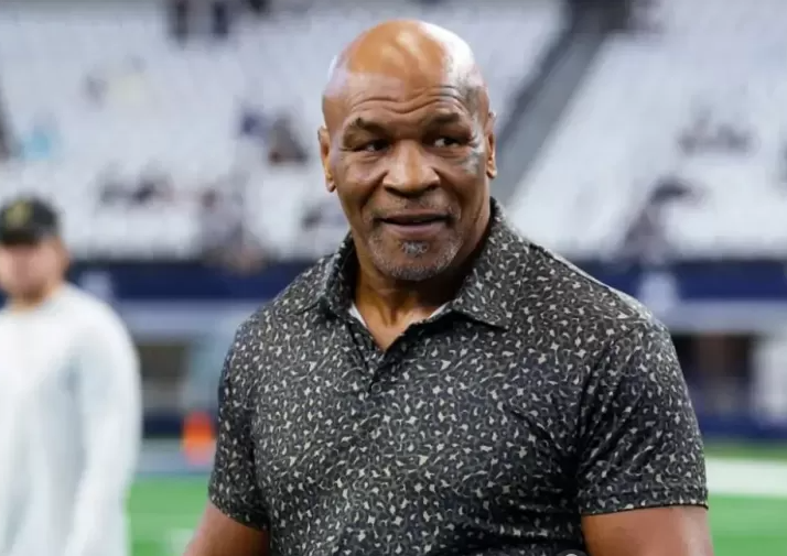 Mike Tyson menunjukkan kemarahan yang luar biasa menjelang pertarungan melawan Jake Paul, bahkan menyebut nama ibunya yang telah meninggal. Tyson bersumpah untuk menghancurkan Paul dan menyinggung tentang ibunya dalam pernyataan yang provokatif. Petinju legendaris ini meremehkan peluang kemenangan Jake Paul, meskipun ada perbedaan usia yang mencolok antara mereka, yaitu 30 tahun