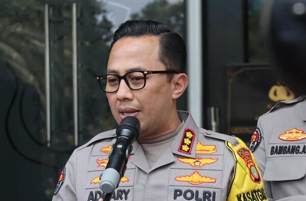 Polda Metro Jaya kembali menangkap tersangka pembuka akses blokir situs judi online (judol) yang melibatkan pegawai Kementerian Komunikasi dan Digital (Komdigi). Satu orang buron berinisial HE ditangkap polisi 