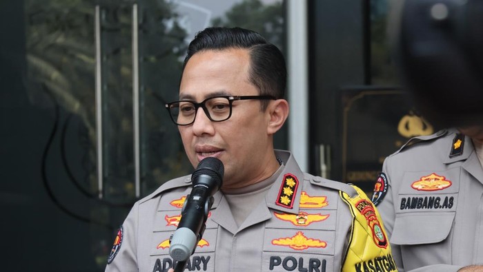 Polda Metro Jaya kembali menangkap tersangka pembuka akses blokir situs judi online (judol) yang melibatkan pegawai Kementerian Komunikasi dan Digital (Komdigi). Satu orang buron berinisial HE ditangkap polisi 