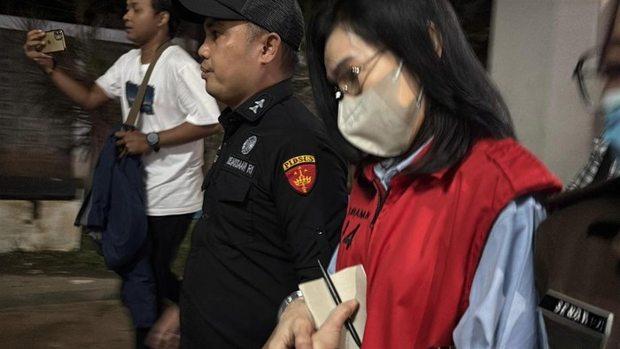 Kejaksaan Agung (Kejagung) menetapkan ibu Gregorius Ronald Tannur, Meirizka Widjaja, sebagai tersangka kasus dugaan suap hakim Pengadilan Negeri Surabaya.