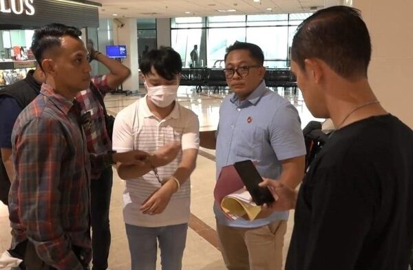 Foto Ivan Sugianto bersama seorang perwira menengah (pamen) TNI berpangkat kolonel viral di media sosial (medsos). Mabes TNI memastikan kolonel yang berfoto dengan Ivan bukan pelindung (beking) atau rekan bisnis.