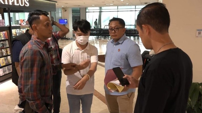 Foto Ivan Sugianto bersama seorang perwira menengah (pamen) TNI berpangkat kolonel viral di media sosial (medsos). Mabes TNI memastikan kolonel yang berfoto dengan Ivan bukan pelindung (beking) atau rekan bisnis.