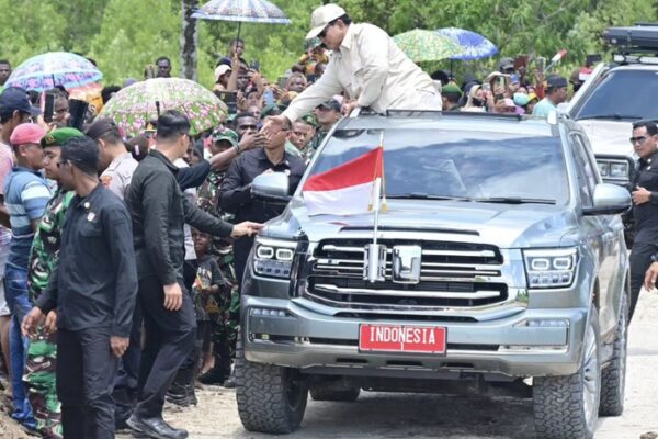 Presiden Prabowo Subianto berkunjung ke Desa Wanam, Kabupaten Merauke, Provinsi Papua Selatan, pada Minggu (3/11/2024). Dalam kunjungan kerja tersebut, Prabowo terlihat menggunakan mobil buatan China, GWM Tank 500.