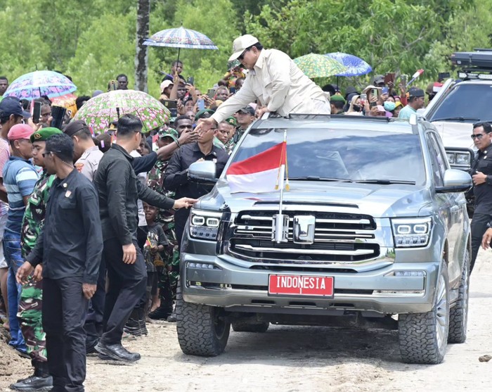 Presiden Prabowo Subianto berkunjung ke Desa Wanam, Kabupaten Merauke, Provinsi Papua Selatan, pada Minggu (3/11/2024). Dalam kunjungan kerja tersebut, Prabowo terlihat menggunakan mobil buatan China, GWM Tank 500.