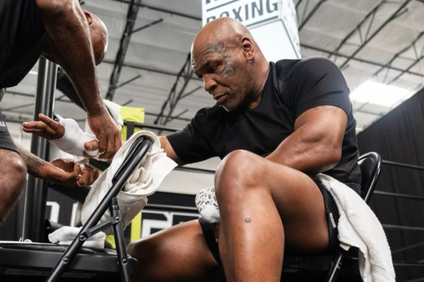 Laga Mike Tyson vs Jake Paul yang akan disiarkan secara langsung berpotensi menarik hingga 500 juta penonton. Ini berkat tayangan di platform streaming Netflix.