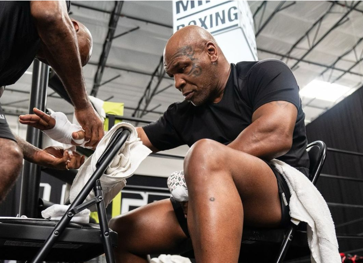 Laga Mike Tyson vs Jake Paul yang akan disiarkan secara langsung berpotensi menarik hingga 500 juta penonton. Ini berkat tayangan di platform streaming Netflix.