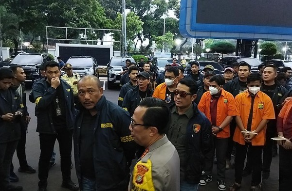 Polda Metro Jaya menetapkan 15 orang tersangka kasus mafia pembuka akses judi online (judol) yang melibatkan pegawai Kementerian Komunikasi dan Digital (Komdigi). Polisi menyebutkan pengaturan buka-tutup blokir judol ini dikendalikan oleh tiga tersangka.