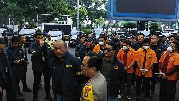 Polda Metro Jaya menetapkan 15 orang tersangka kasus mafia pembuka akses judi online (judol) yang melibatkan pegawai Kementerian Komunikasi dan Digital (Komdigi). Polisi menyebutkan pengaturan buka-tutup blokir judol ini dikendalikan oleh tiga tersangka.